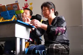 57岁奶奶陪患病孙子一起上学 孙子：奶奶是超人同学图片