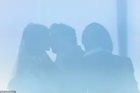 贝克汉姆长子婚礼曝光，亲吻新娘足有六秒，47岁贝嫂穿吊带裙惊艳图片