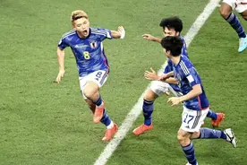 差距！国足抓李铁，日本进世界杯16强，马德兴不服：靠VAR帮忙图片