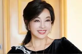 网传刘晓庆不幸去世，本尊搞笑回应显情商，网友注意力却在耳朵上图片