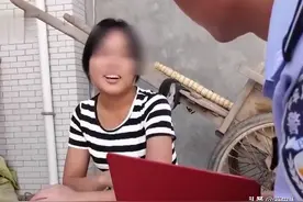 2016年，年轻美女嫁给老光棍，神秘新娘却从不出门，引村民怀疑图片