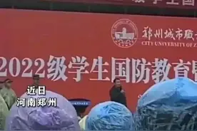 “学生雨中军训怒怼校长”，引发网友共鸣，只会喊口号可不行！图片