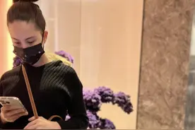 周杰伦陪老婆逛街甜蜜偷拍，昆凌挺六个月孕肚，素颜出镜略显憔悴图片