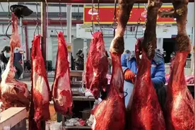 过年买牛肉，选挂起来的还是摊桌上的？很多人不懂，难怪不新鲜！图片