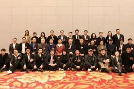 黄渤吴京邓超同框比心，沈腾贡献全部笑点，大合照来了半个娱乐圈图片