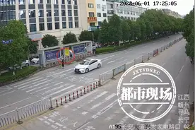 3岁儿童突然从路边窜出，女子骑车躲闪不及，当场将其撞倒图片