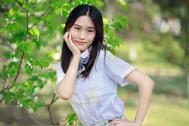 海棠树下的清新美女图片