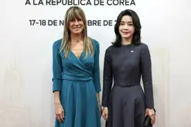 韩国第一夫人新造型真美！穿黑裙闪耀国宴，大抢西班牙夫人的风头图片