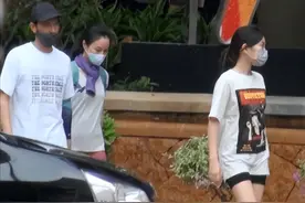 张家辉牵手老婆逛街，女儿走前面像多余的，关咏荷57岁还很漂亮图片