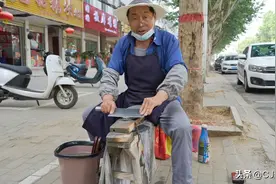 河南淮滨：街头又现“戗菜刀磨剪子”（组图）图片