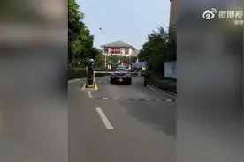 新郎遇保安要烟弃车背新娘走图片