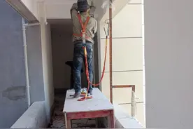 防高坠临边作业防护安全教育及检查图片