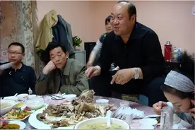 别管关系有多好，酒桌上对你做出这4件事，当场翻脸不用给他面子图片