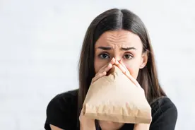 网传“憋气40秒”是新冠痊愈标准？呼吸科专家回应图片