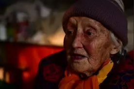 17岁俄罗斯美女嫁37岁山东汉,88年没回家,丈夫瘫痪15年仍不离不弃图片
