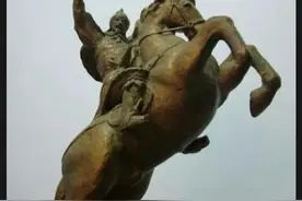 官场和职场一样，总有些领导想让你做事，又怕你做的太好超过他图片