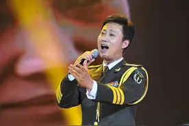 歌手耿为华：被小14岁女粉苦追2年，离婚那天和女儿抱头痛哭图片