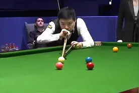 丁俊晖丢大人了，出现史诗级愚蠢失误，从得意忘形到当场黑脸！图片