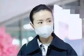 董洁真给“中年女人”长脸，黑大衣配格纹衬衫，时尚感不输小姑娘图片