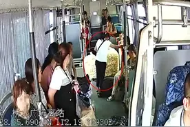 “67岁女子携带泡泡杆乘公交被踹下车”，警方通报图片
