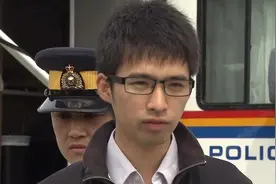 2012年他在加拿大铁锤杀母，父亲却选择原谅，儿子：下一个就是他图片