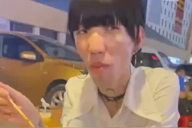 第一次见网恋半年的女友，对方吃得很香自己却没胃口，奔现需谨慎图片