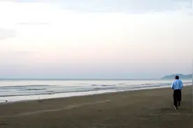 《瓦尔登湖》：一个人能抛弃的东西越多，就越是富有图片
