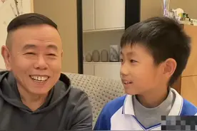 潘长江9岁外孙太帅气！与姥爷五官神似气质不同，祖孙俩身材相当图片