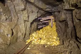 山西一农民砍柴发现藏金洞，拿2块大金砖到银行兑换，当场被抓图片