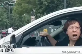 挟持生命：轿车挡住救护车拒不让路图片