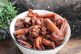 做红烧鸡块，记住“用对糖，加两水”颜色红润不黑，肉香脱骨不腥图片