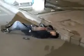 凌晨男子躺倒路边，担心其遭车辆碾压 外卖小哥暖心守候半小时图片