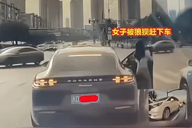 女子赤脚被赶下保时捷，蹲在路中央低头痛哭，身后车辆进退两难图片