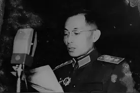 他是唯一拥有双重国籍的开国上将，指挥炮击金门，深得毛主席信任图片