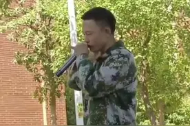 军训休息时间，大一新生一段Bbox引爆全场图片