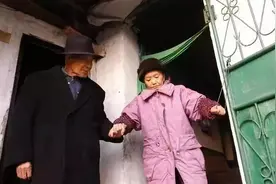1997年四川八旬老汉与新老伴聊天，猛然发现：你是我60年前的原配图片