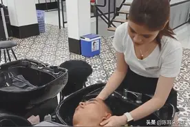 印度司机小伙到洗头店洗头，洗头店员是自己同学，对方腼腆地笑了图片