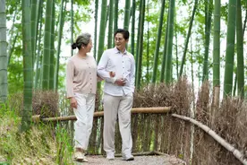 58岁阿姨相亲找老伴，只有1个条件，61岁大叔：行！我答应你图片