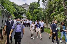 大陆师生在台进行文化交流，北大才女为马英九演奏《可可托海的牧羊人》图片