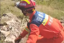 陕西咸阳：两人操作滑翔伞不慎失控撞上山崖，消防悬崖之上救援图片