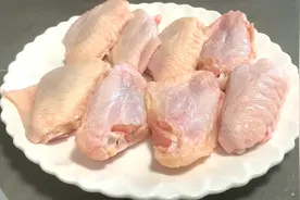 广东名菜：南乳鸡翅，一口下去鸡肉鲜嫩脱骨，好吃又解馋图片