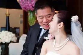 51岁黎姿近照，手臂似皮包骨，“冻龄女神”还是老了图片