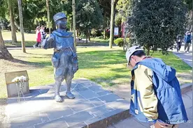 随父母自驾三千公里，10岁上海男孩朝远征军小战士墓碑深深鞠上一躬图片