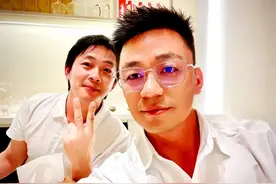 “王宝强”罕见晒私房照，金丝眼眶潮气十足，完全颠覆“许三多”图片