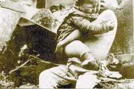 1937年日军轰炸上海南站，坐在铁轨上大哭的男孩，活下来了吗图片