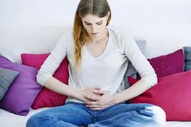 女生来例假时，突然流出的一股血块，是身上的肉吗？看完涨知识了图片