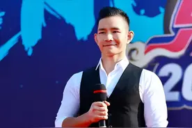 拳王杨建平一家近照：34岁身家过亿，转型成功，娇妻似林志玲图片