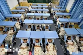 某学校午睡场面火了，学生躺在午睡椅上满脸幸福，网友怀疑是摆拍图片