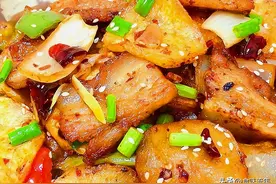 香辣可口的干锅土豆片，解馋味美，烹饪简单，老少皆宜的下饭美食图片
