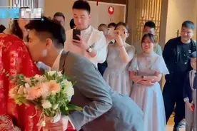 终生难忘！浙江一岳父扮新娘坐婚床上，新郎上前亲吻掀盖头被吓懵图片